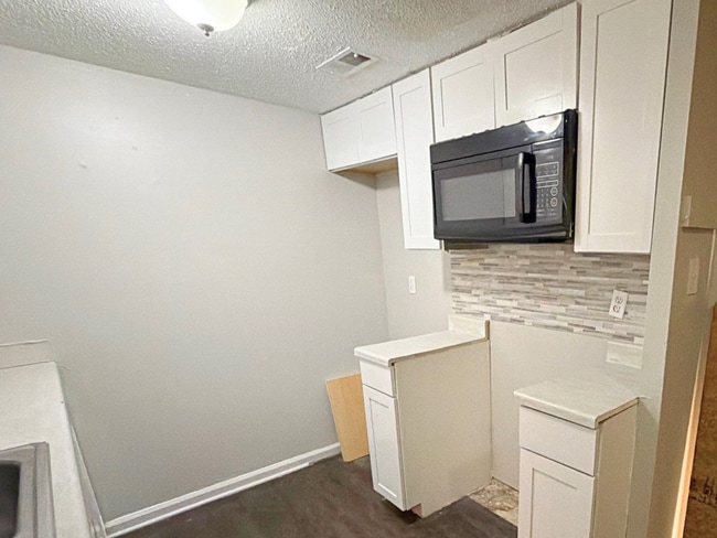 Building Photo - Beautifully Renovated 2 Bed / 1.5 Bath Townhome – Move-In Ready!