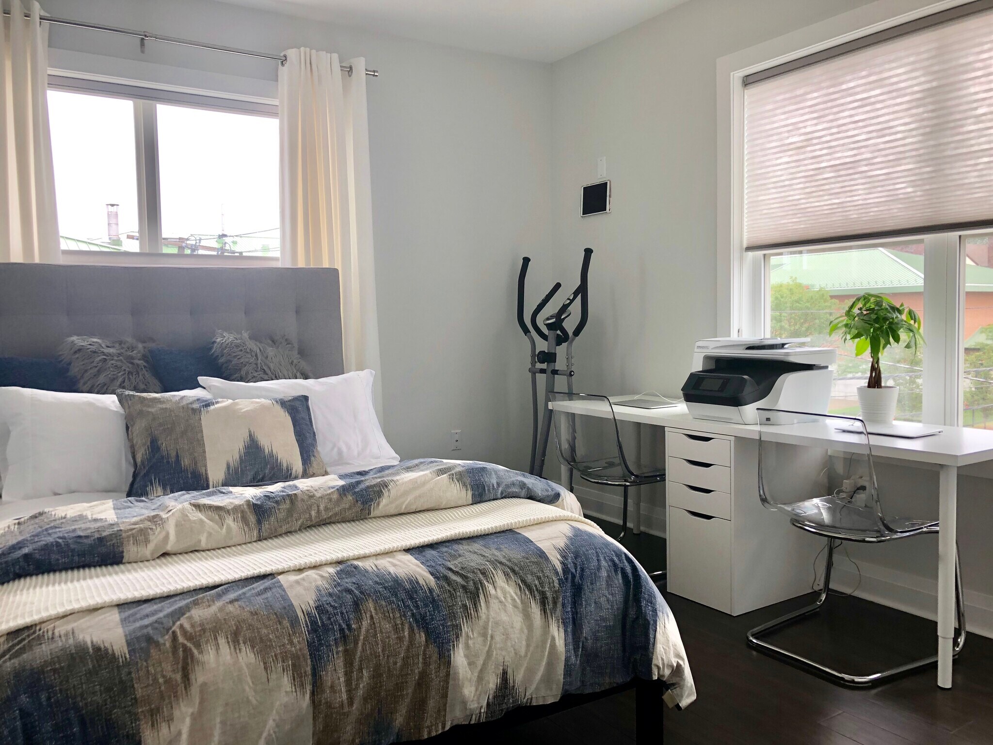 Building Photo - 1901 Summit Ave