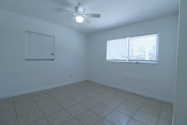 Building Photo - 1960 SW 41st Ave