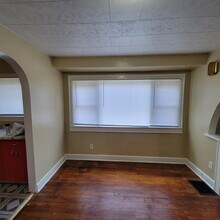 Building Photo - Spacious 2 Bedroom with detached 2 car garage