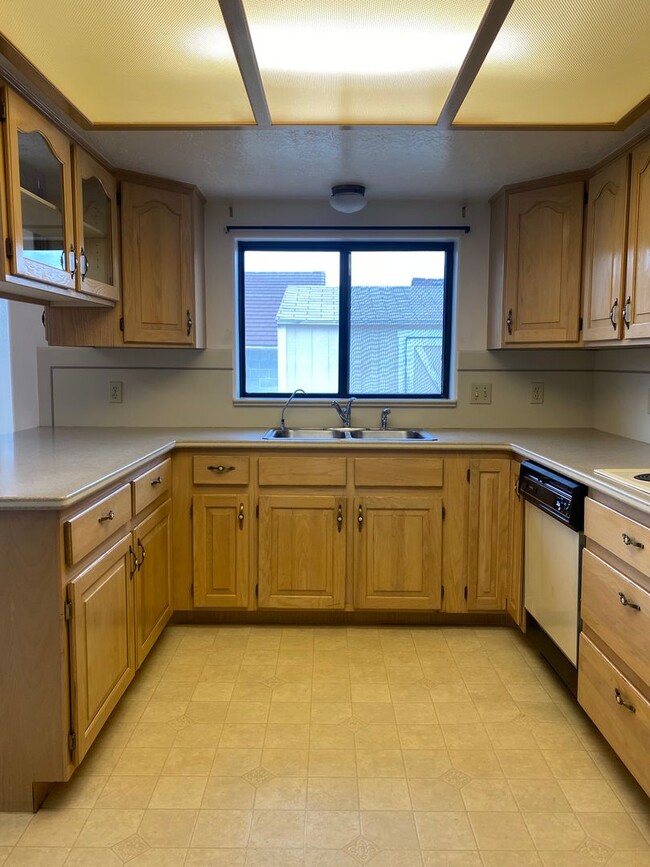 Building Photo - 3 bed 2 bath in nice neighborhood