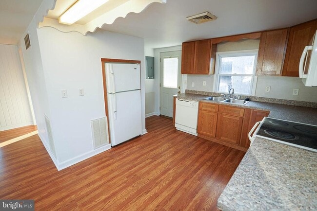 Building Photo - 33372 River View Ave