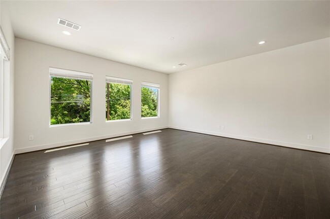 Building Photo - 2110 Live Oak St