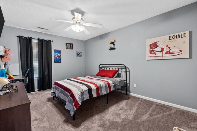 Building Photo - Luxurious 5-Bed, 2.5-Bath Home with Solar Panels in Newport News