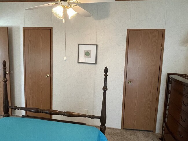 Building Photo - Furnished 3 bedroom 2 full bathroom Manufa...