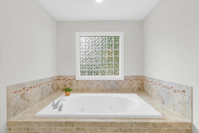 Building Photo - 1609 Lucerne Way