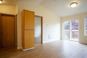 Building Photo - Top-Floor 1 Bdr w/ Private Balcony w/ FREE RENT Ready Now!