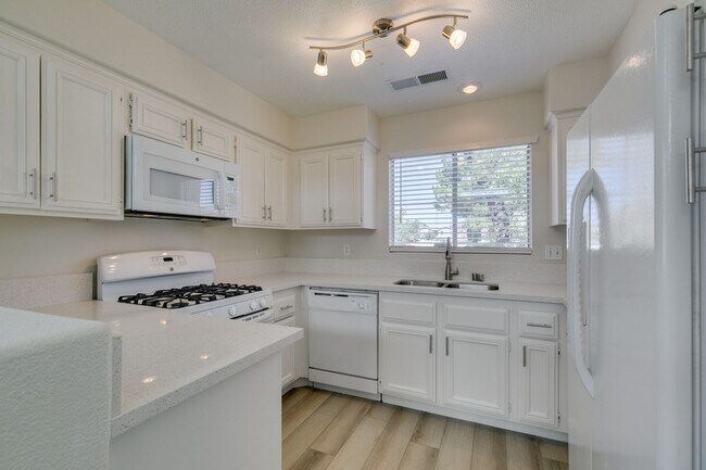 Building Photo - Charming 3-Bedroom Home in Green Valley wi...