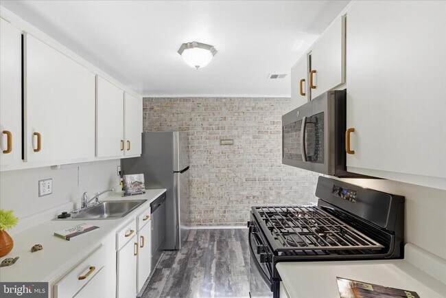 Building Photo - 3360 Huntley Sq Dr