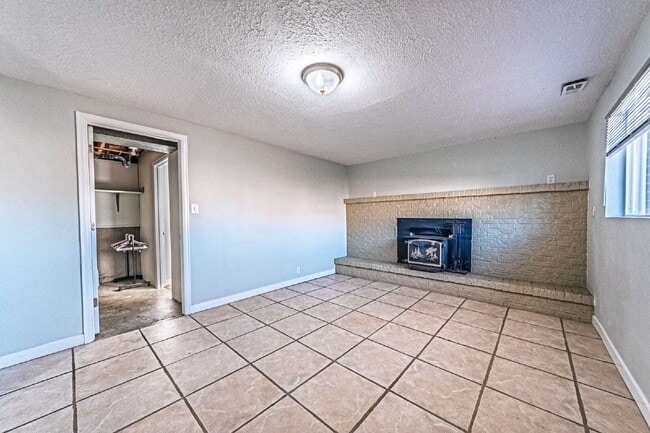 Building Photo - 5 bedrooms ,2 bathrooms and on 0.32 acres for rent