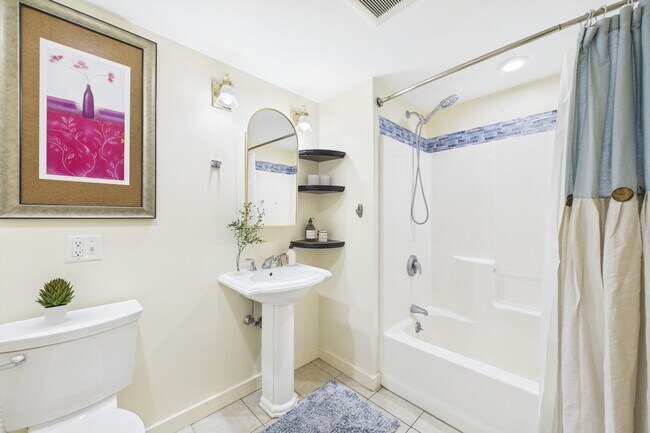 Building Photo - 28 Bayley St