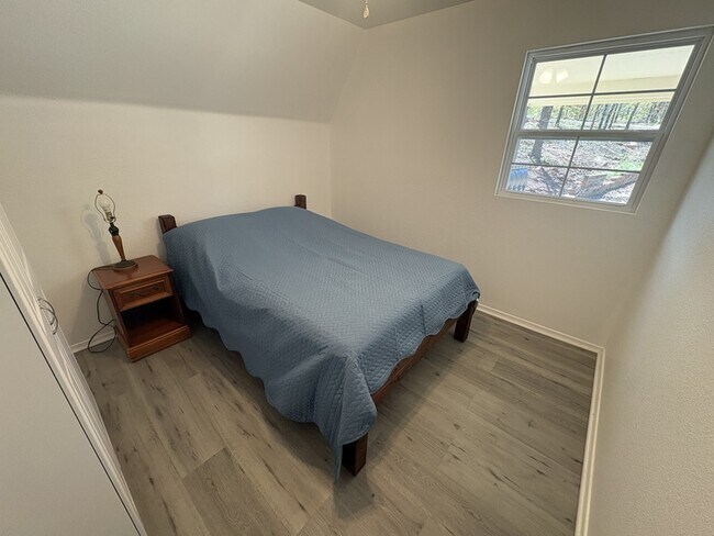 Building Photo - 285 Hermit Ln