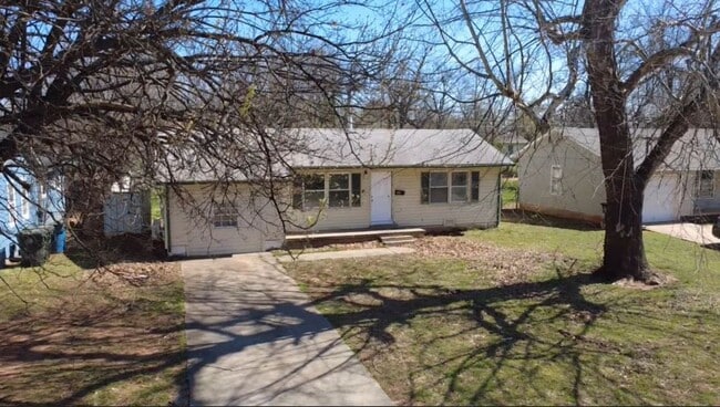 Building Photo - Charming 4 Bedroom House!