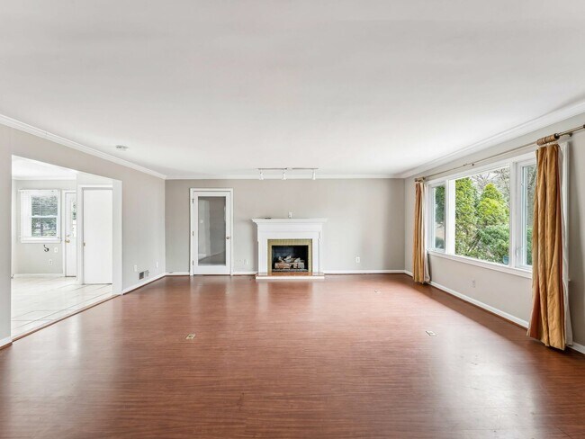 Building Photo - Easy one level living on a 1/3 acre corner lot!