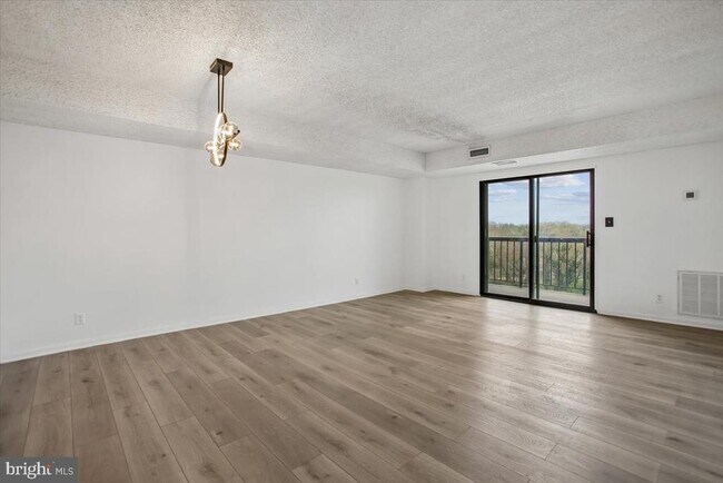 Building Photo - 3800 Powell Ln