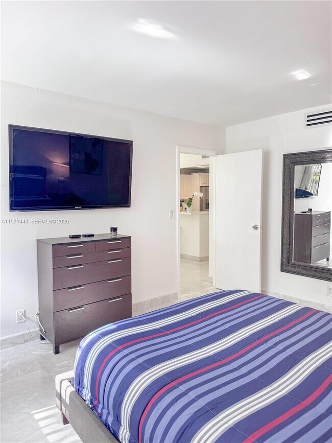 Building Photo - 3301 N Country Club Dr