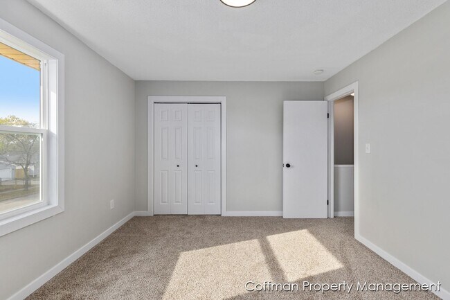 Building Photo - 2511-2513 Ridgefield Dr NE