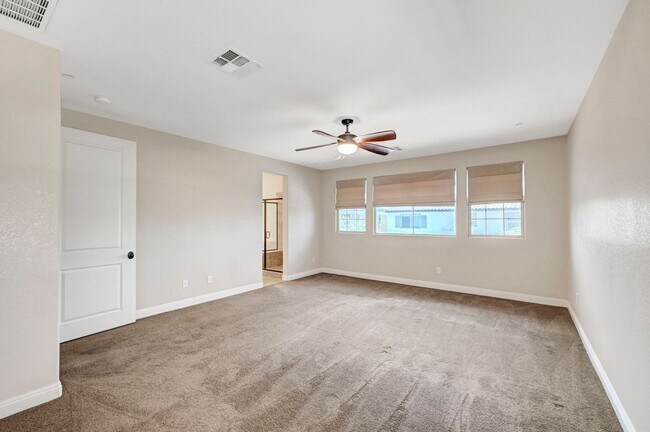 Building Photo - 4 bedroom home with 2 primary bedrooms! On...