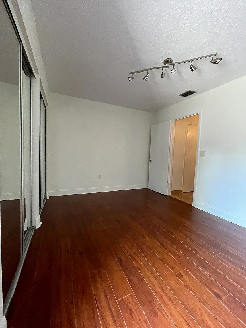 Downstairs bedroom - 2190 Woodbridge Rd