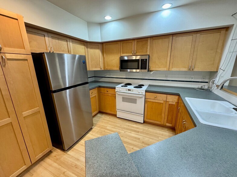 Building Photo - Welcome to the Metropolitan!