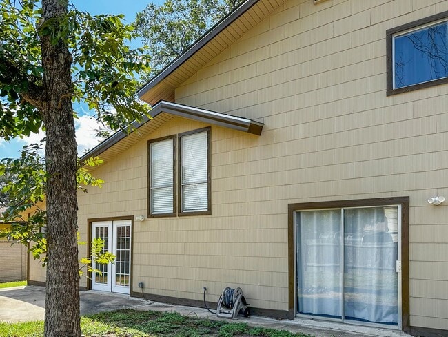 Building Photo - Charming 4-Bedroom with Modern Upgrades in Prime Location