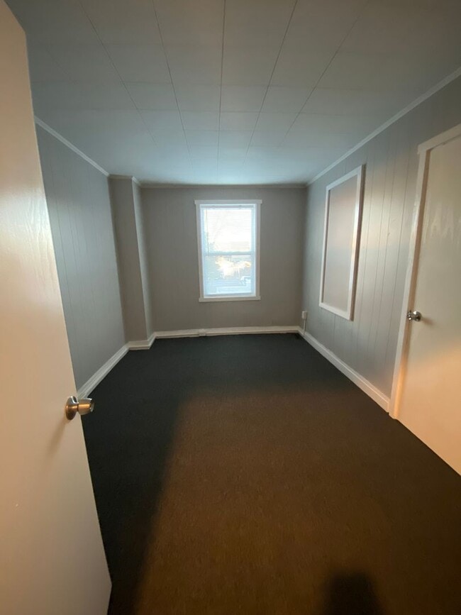 Building Photo - 3 Bdrm, 1.5 Bath