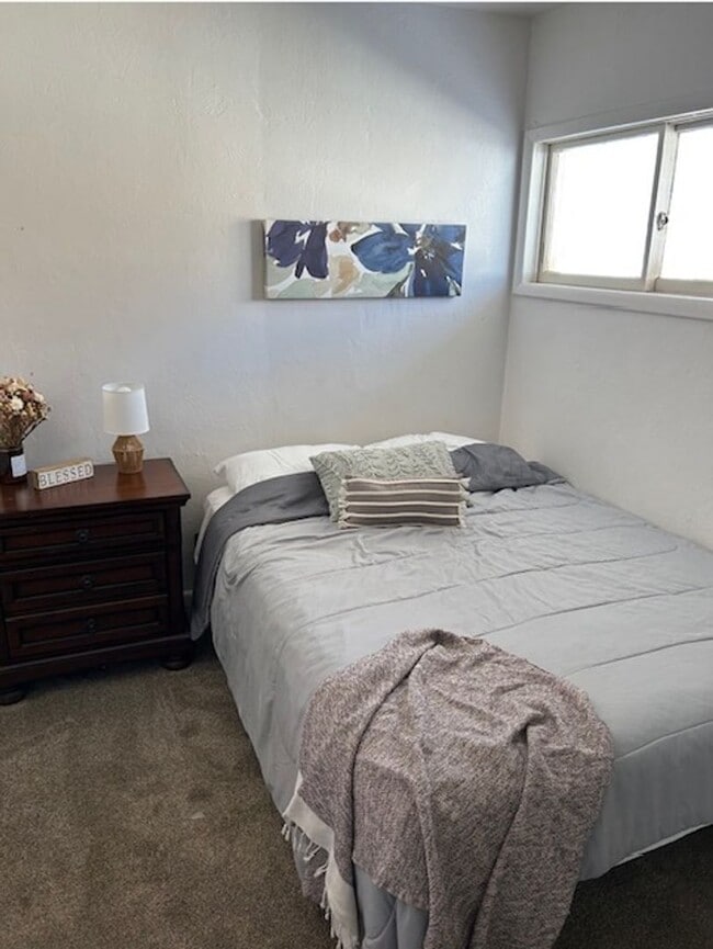 Building Photo - Charming 2 Bed, 1 Bath Home with Fenced Yard & Garage – Prime Location!