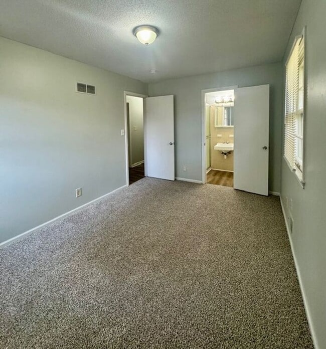 Building Photo - Spacious 3BR 2BA Home w/ Oversized 2-Car Garage