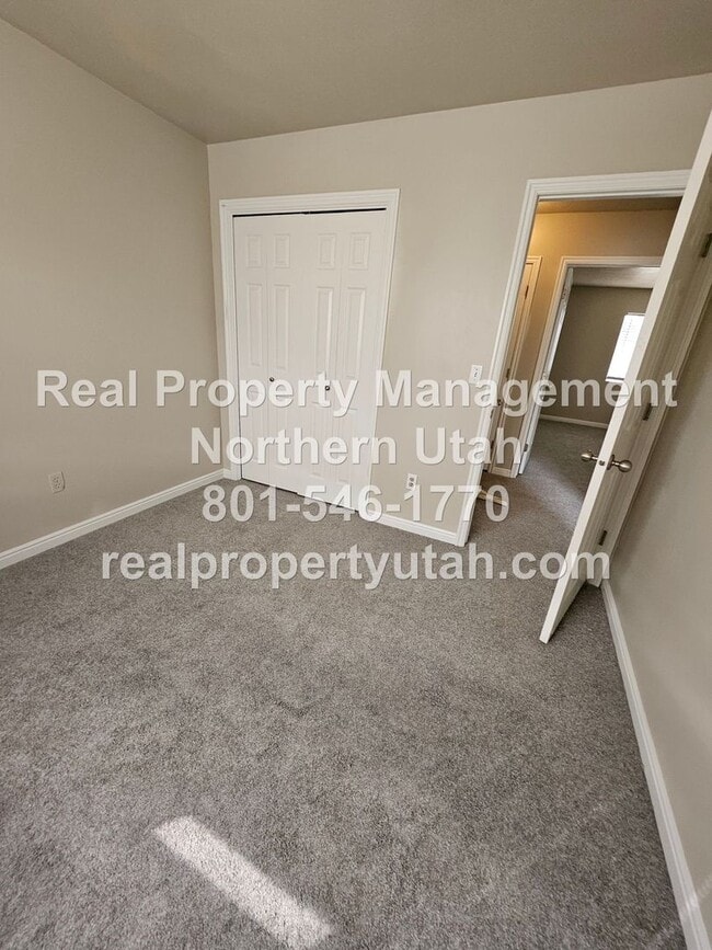 Building Photo - 4 Bedroom 3 Bath Ogden Home Available