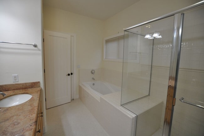 Building Photo - Luxury Craftsman Style Home in quiet San M...