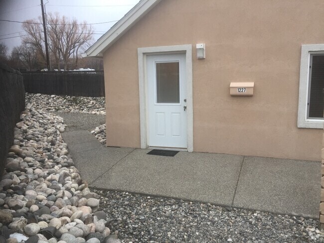 Building Photo - 1227 Parkhill Dr