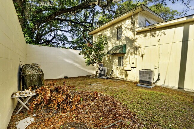 Building Photo - "Charming 1-Bedroom Haven in a Great Savannah Location!"
