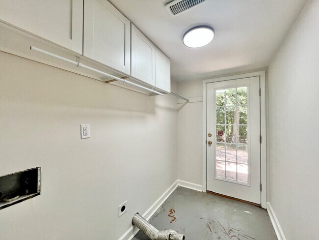 Building Photo - SPACIOUS 4 BEDROOM CLOSE TO MATTHEWS!