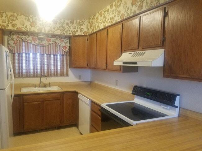 Building Photo - SPACIOUS, THREE LEVEL, 3 Bed 2.5 bath Town...