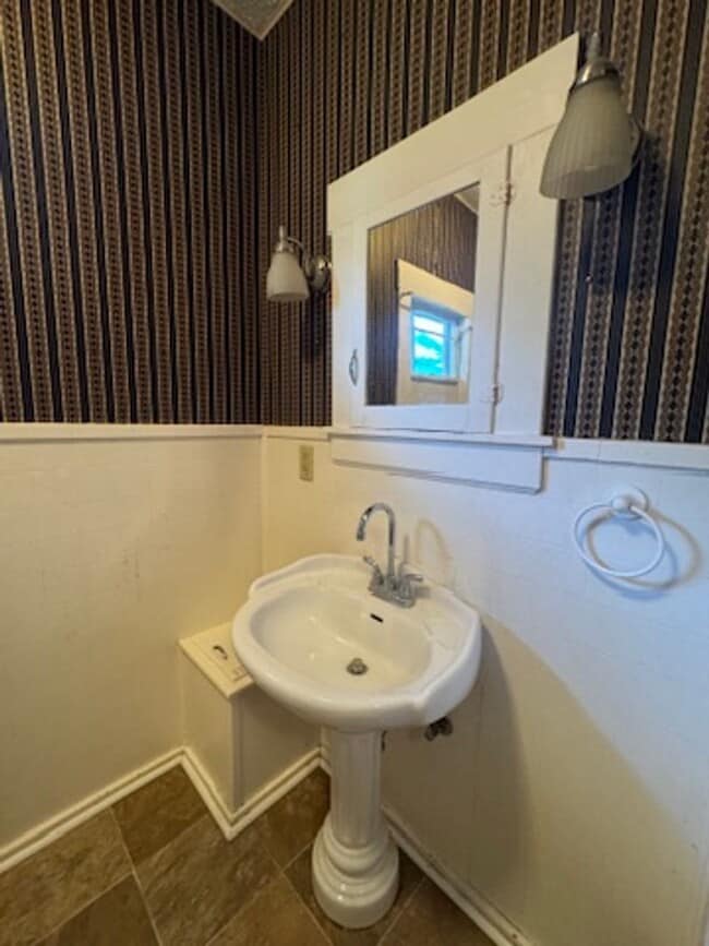Building Photo - Charming 2 Bedroom Home Available - Unfini...