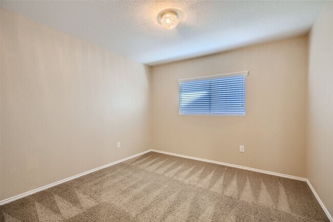 Building Photo - Move in ready!!  3 bedroom plus office!!