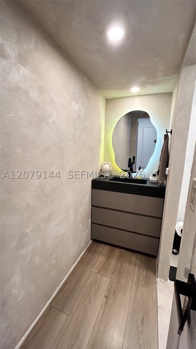 Building Photo - 2899 Collins Ave