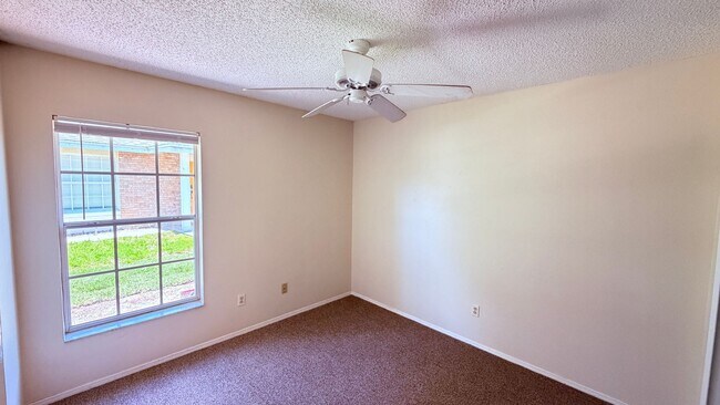 Building Photo - Bright 3/2 Home Near UCF with Vaulted Ceilings & Spacious Backyard!