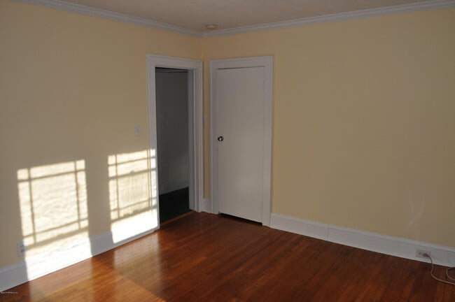 Building Photo - 923 Acosta St