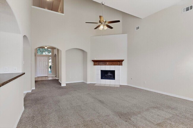 Building Photo - Spacious & Stylish Home in Quail Run-North...
