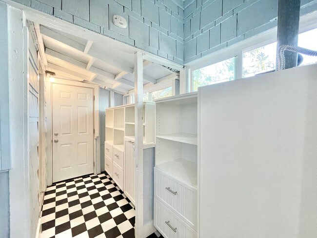 Building Photo - 4941 10th Ave