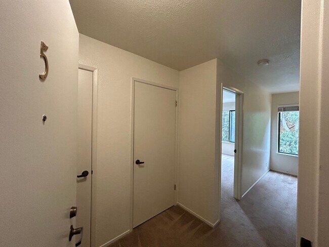 Building Photo - Large, 2 BR / 2 BA with Cathedral Ceilings, Washer and Dryer!