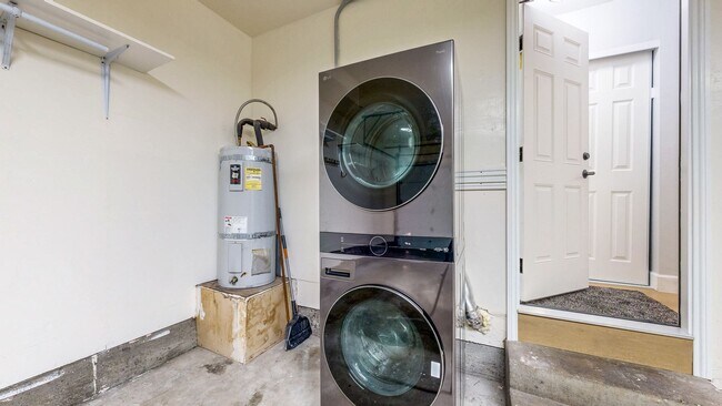 Building Photo - Cozy 2 Bedroom 1.5 Bath with Private Yard and Two Car Garage !