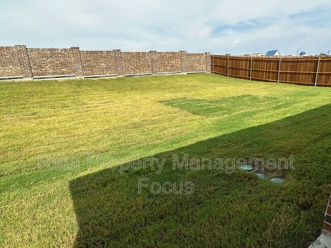 Building Photo - 239 Jenkinson Dr