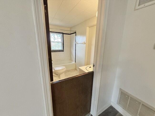 Building Photo - 123 Leeper St