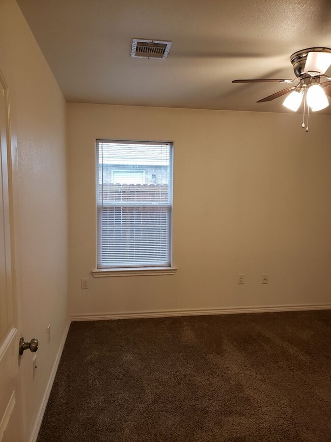 Building Photo - Spacious NISD home