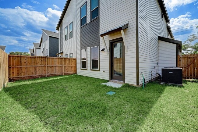 Building Photo - 5822 Cebra St