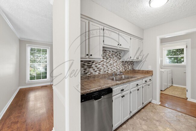Building Photo - 722 Heritage Square Dr