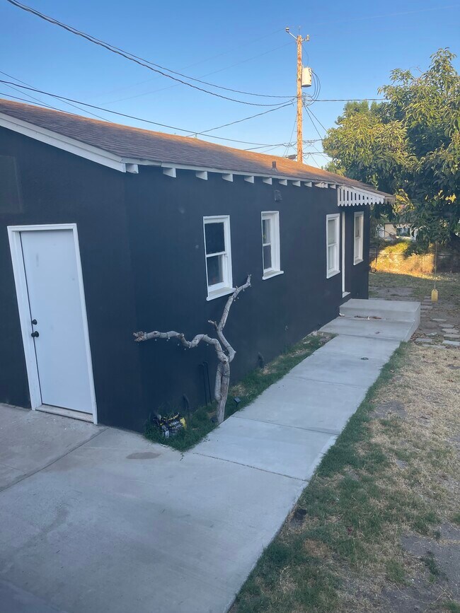 Garage and walkway leading to ADU - 826 E Elmwood Ave