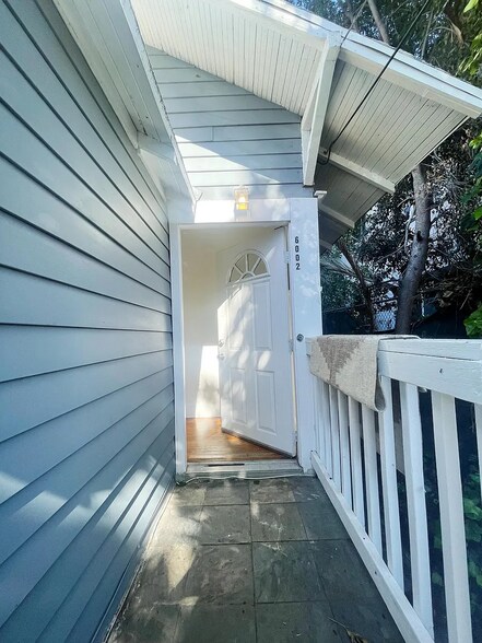 Private enterance - 6002 Carlton Way